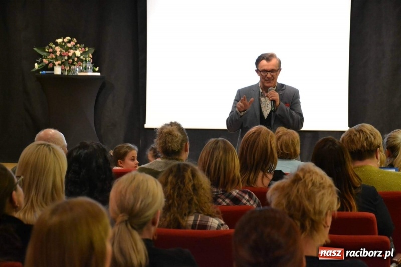 Zdjęcie w galerii na portalu naszraciborz.pl: Era Nowych Kobiet by Joanna Przetakiewicz na Zamku Piastowskim wiadomości z regionu