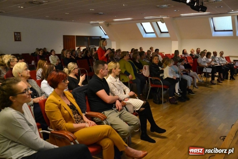 Zdjęcie w galerii na portalu naszraciborz.pl: Era Nowych Kobiet by Joanna Przetakiewicz na Zamku Piastowskim wiadomości z regionu