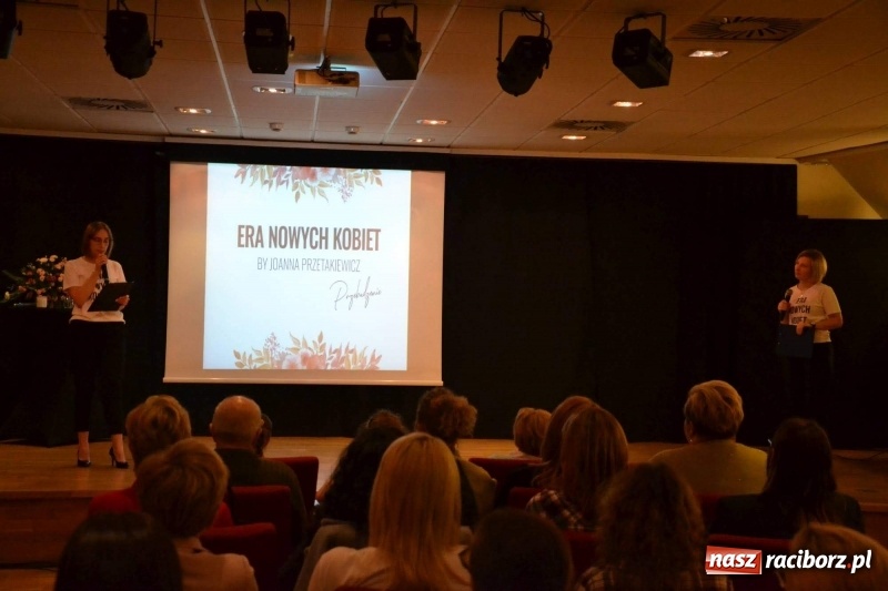 Zdjęcie w galerii na portalu naszraciborz.pl: Era Nowych Kobiet by Joanna Przetakiewicz na Zamku Piastowskim wiadomości z regionu