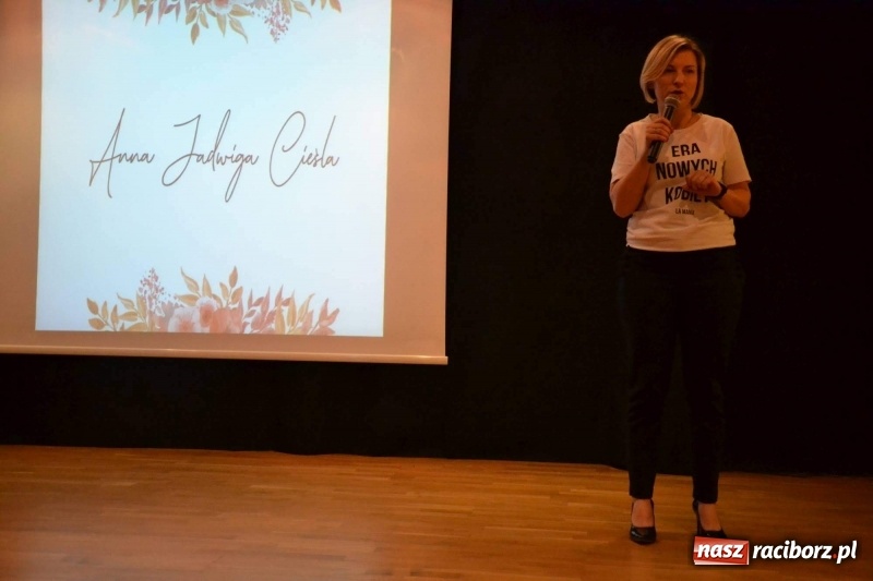 Zdjęcie w galerii na portalu naszraciborz.pl: Era Nowych Kobiet by Joanna Przetakiewicz na Zamku Piastowskim wiadomości z regionu