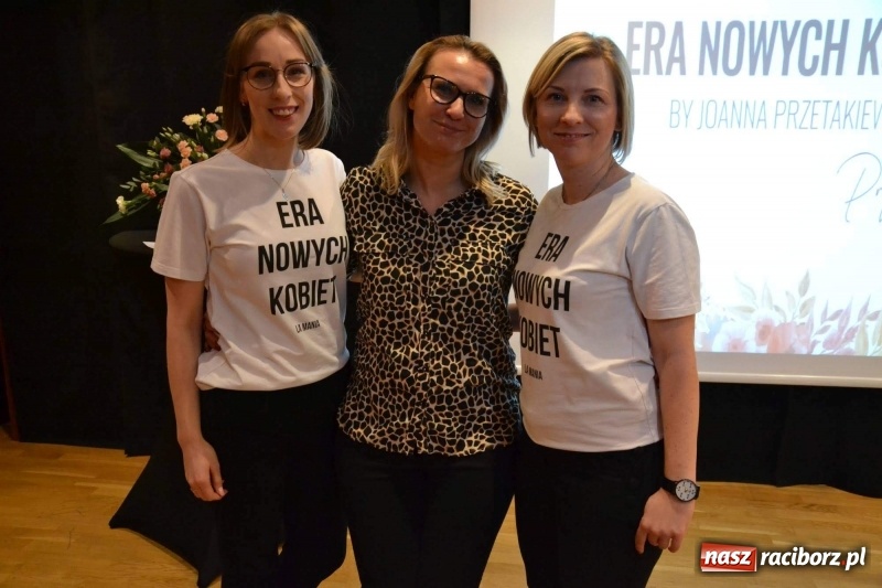 Zdjęcie w galerii na portalu naszraciborz.pl: Era Nowych Kobiet by Joanna Przetakiewicz na Zamku Piastowskim wiadomości z regionu