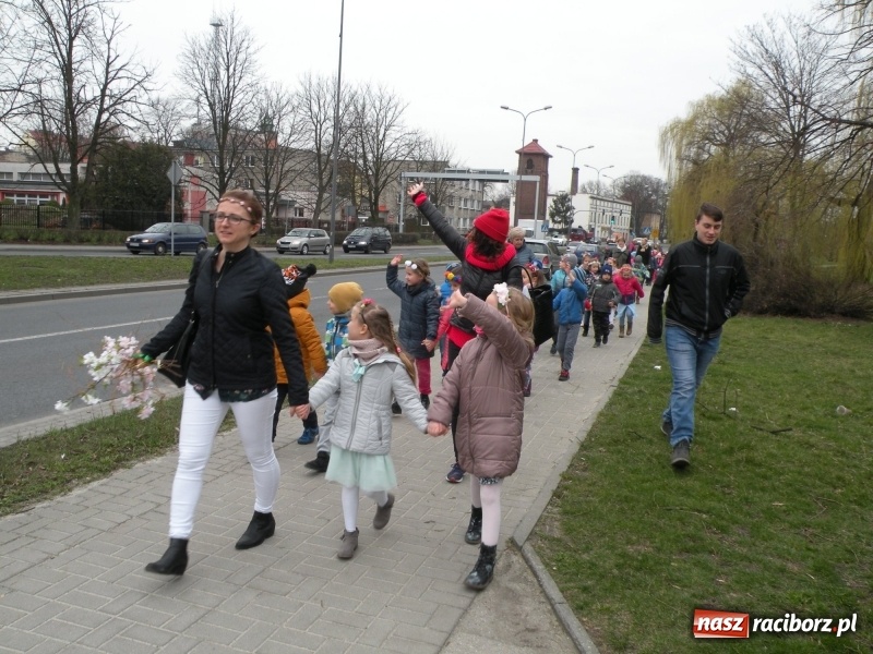 Zdjęcie w galerii na portalu naszraciborz.pl: Raciborskie przedszkolaki przegoniły zimę na przystani kajakowej wiadomości z regionu
