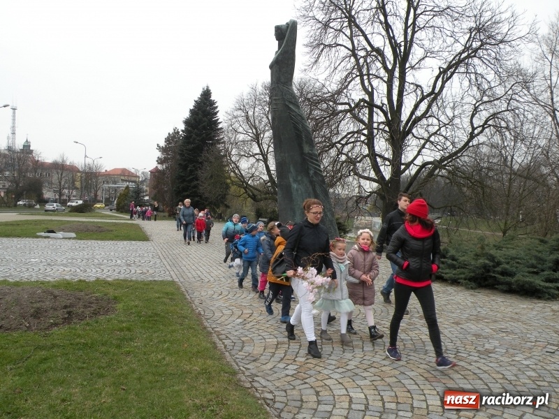 Zdjęcie w galerii na portalu naszraciborz.pl: Raciborskie przedszkolaki przegoniły zimę na przystani kajakowej wiadomości z regionu