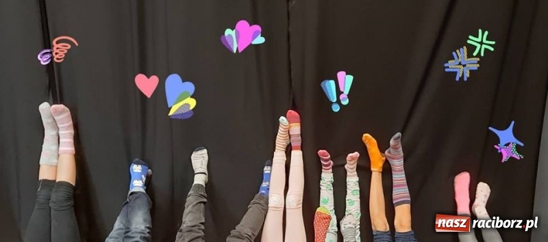 Zdjęcie w galerii na portalu naszraciborz.pl: Raciborski MDK dołączył do akcji Kolorowe Skarpety wiadomości z regionu