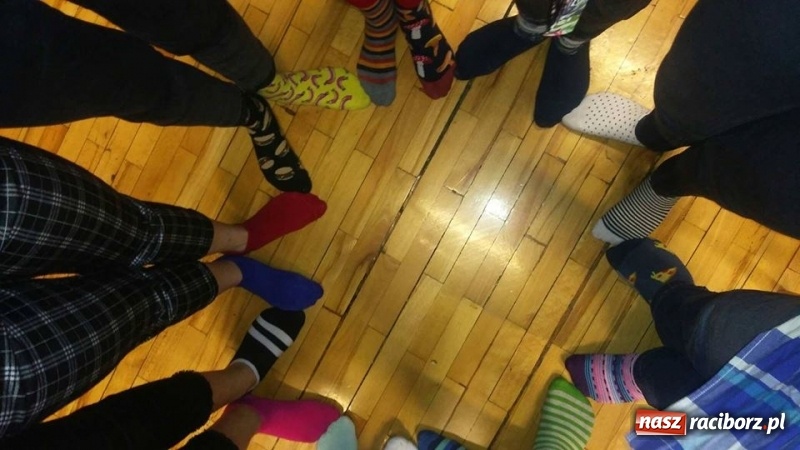 Zdjęcie w galerii na portalu naszraciborz.pl: Raciborski MDK dołączył do akcji Kolorowe Skarpety wiadomości z regionu