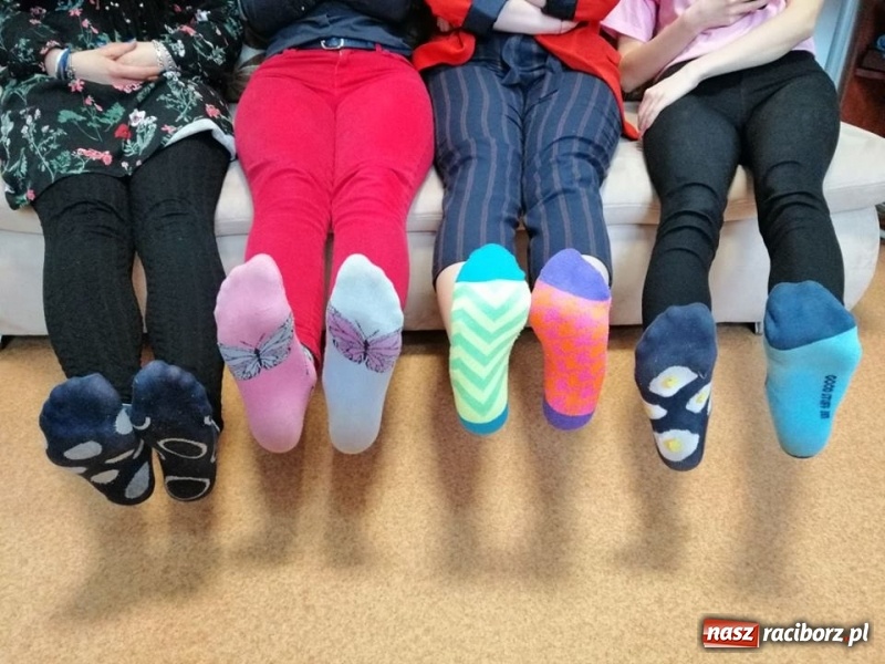 Zdjęcie w galerii na portalu naszraciborz.pl: Raciborski MDK dołączył do akcji Kolorowe Skarpety wiadomości z regionu
