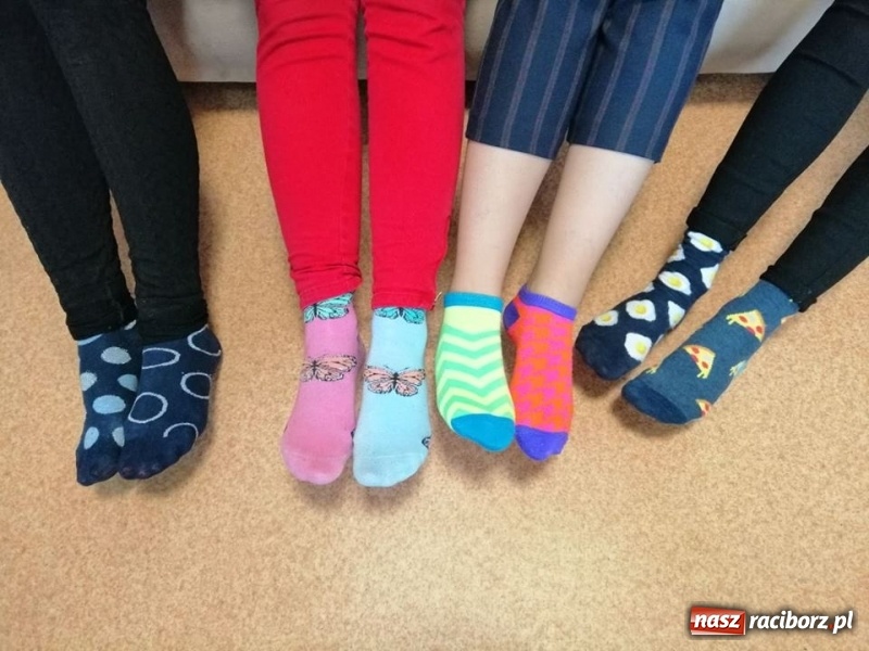 Zdjęcie w galerii na portalu naszraciborz.pl: Raciborski MDK dołączył do akcji Kolorowe Skarpety wiadomości z regionu