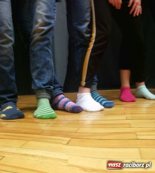 Zdjęcie w galerii na portalu naszraciborz.pl: Raciborski MDK dołączył do akcji Kolorowe Skarpety wiadomości z regionu