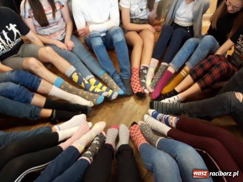 Zdjęcie w galerii na portalu naszraciborz.pl: Raciborski MDK dołączył do akcji Kolorowe Skarpety wiadomości z regionu