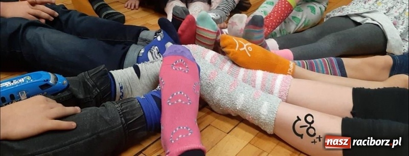 Zdjęcie w galerii na portalu naszraciborz.pl: Raciborski MDK dołączył do akcji Kolorowe Skarpety wiadomości z regionu