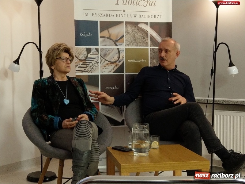 Zdjęcie w galerii na portalu naszraciborz.pl: Duet literacki Maria Ulatowska i Jacek Skowroński odwiedził Racibórz  wiadomości z regionu