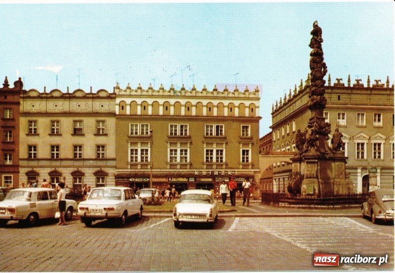 Zdjęcie w galerii na portalu naszraciborz.pl: Dom Książki żegna się z Raciborzem. Ludzie stali tu dawniej w kolejce po Sztukę kochania  wiadomości z regionu