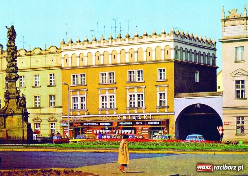 Zdjęcie w galerii na portalu naszraciborz.pl: Dom Książki żegna się z Raciborzem. Ludzie stali tu dawniej w kolejce po Sztukę kochania  wiadomości z regionu