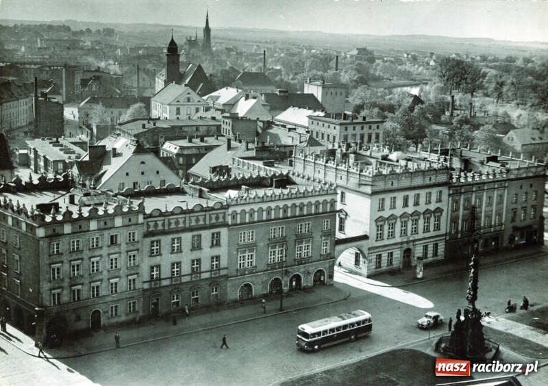 Zdjęcie w galerii na portalu naszraciborz.pl: Dom Książki żegna się z Raciborzem. Ludzie stali tu dawniej w kolejce po Sztukę kochania  wiadomości z regionu