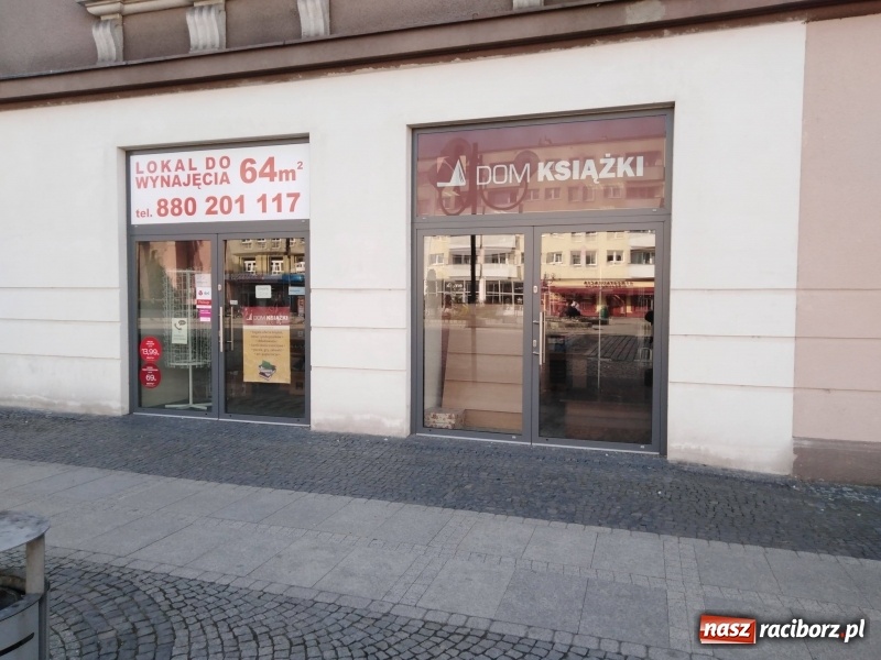 Zdjęcie w galerii na portalu naszraciborz.pl: Dom Książki żegna się z Raciborzem. Ludzie stali tu dawniej w kolejce po Sztukę kochania  wiadomości z regionu