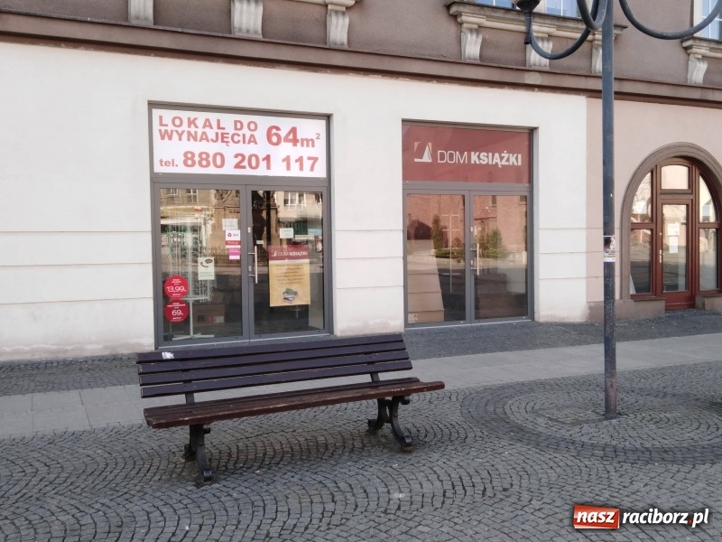 Zdjęcie w galerii na portalu naszraciborz.pl: Dom Książki żegna się z Raciborzem. Ludzie stali tu dawniej w kolejce po Sztukę kochania  wiadomości z regionu