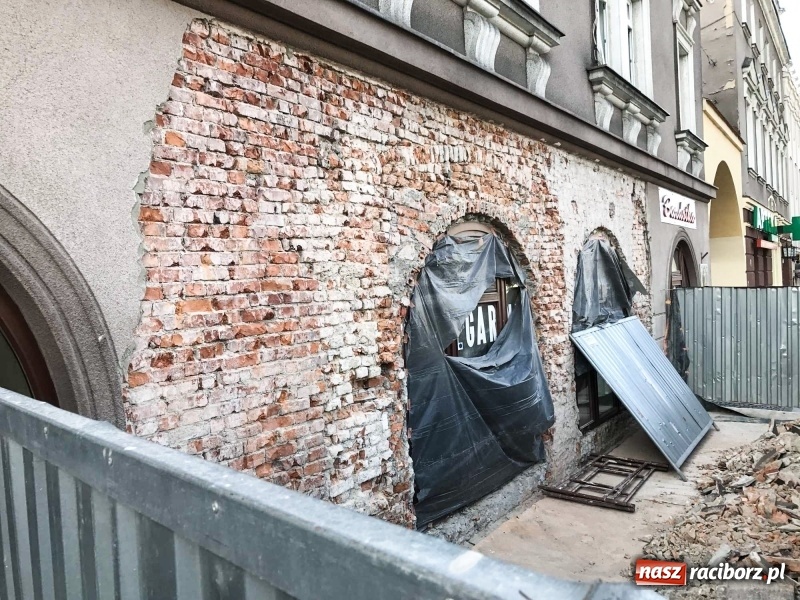 Zdjęcie w galerii na portalu naszraciborz.pl: Dom Książki żegna się z Raciborzem. Ludzie stali tu dawniej w kolejce po Sztukę kochania  wiadomości z regionu