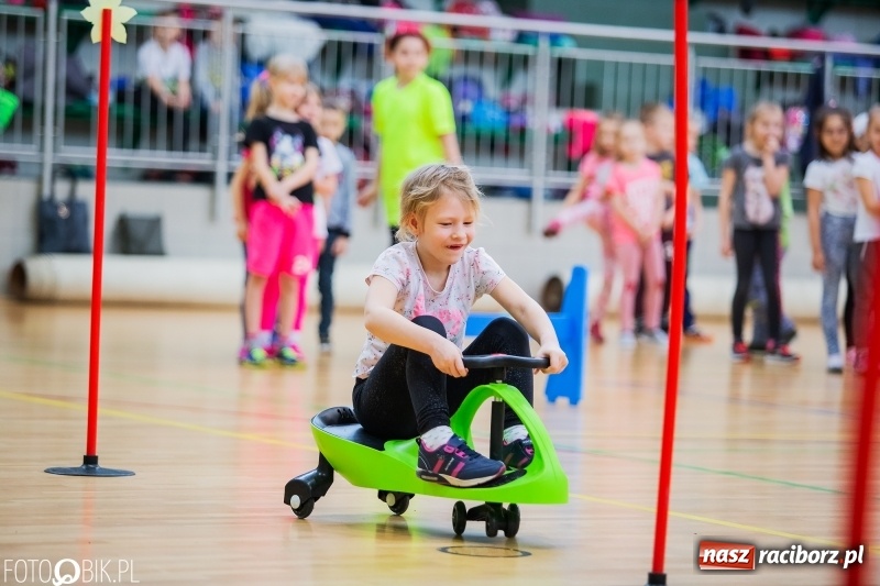 Zdjęcie w galerii na portalu naszraciborz.pl: Raciborscy przedszkolacy powitali wiosnę na sportowo wiadomości z regionu