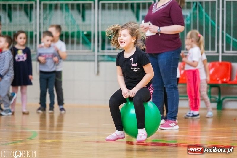 Zdjęcie w galerii na portalu naszraciborz.pl: Raciborscy przedszkolacy powitali wiosnę na sportowo wiadomości z regionu