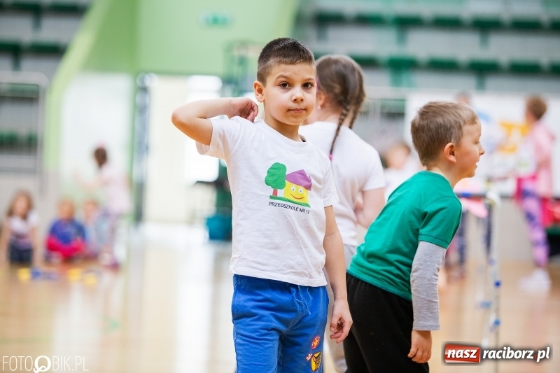 Zdjęcie w galerii na portalu naszraciborz.pl: Raciborscy przedszkolacy powitali wiosnę na sportowo wiadomości z regionu