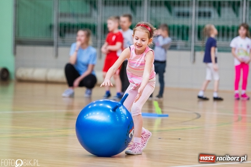 Zdjęcie w galerii na portalu naszraciborz.pl: Raciborscy przedszkolacy powitali wiosnę na sportowo wiadomości z regionu