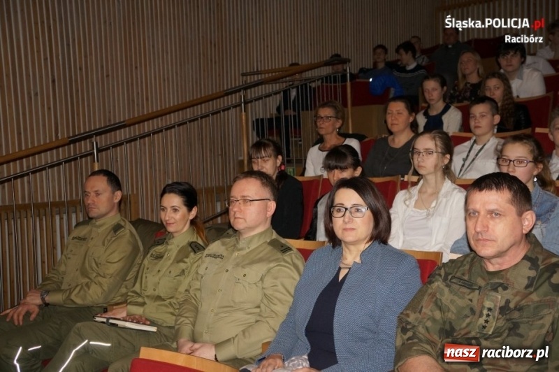 Zdjęcie w galerii na portalu naszraciborz.pl: Czy czujemy się bezpiecznie? Debata Oksfordzka w Kuźni Raciborskiej wiadomości z regionu