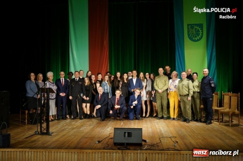 Zdjęcie w galerii na portalu naszraciborz.pl: Czy czujemy się bezpiecznie? Debata Oksfordzka w Kuźni Raciborskiej wiadomości z regionu