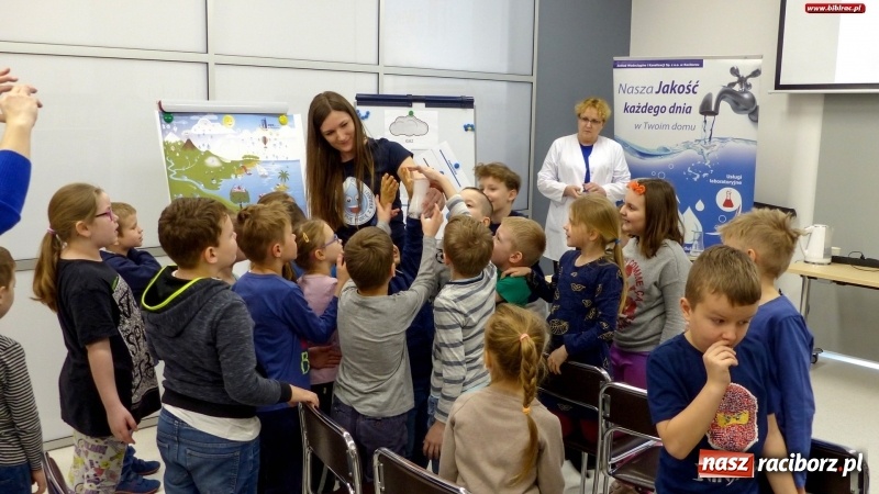 Zdjęcie w galerii na portalu naszraciborz.pl: Światowy Dzień Wody z raciborskim ZWiK w bibliotece wiadomości z regionu