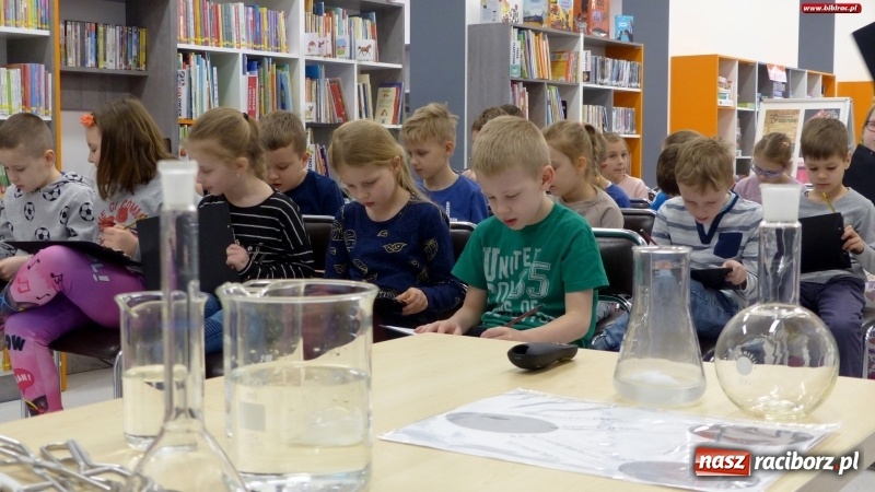 Zdjęcie w galerii na portalu naszraciborz.pl: Światowy Dzień Wody z raciborskim ZWiK w bibliotece wiadomości z regionu