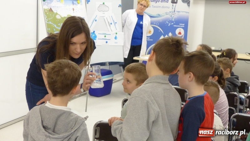 Zdjęcie w galerii na portalu naszraciborz.pl: Światowy Dzień Wody z raciborskim ZWiK w bibliotece wiadomości z regionu