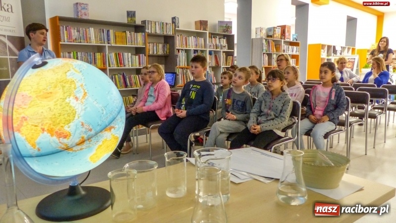 Zdjęcie w galerii na portalu naszraciborz.pl: Światowy Dzień Wody z raciborskim ZWiK w bibliotece wiadomości z regionu