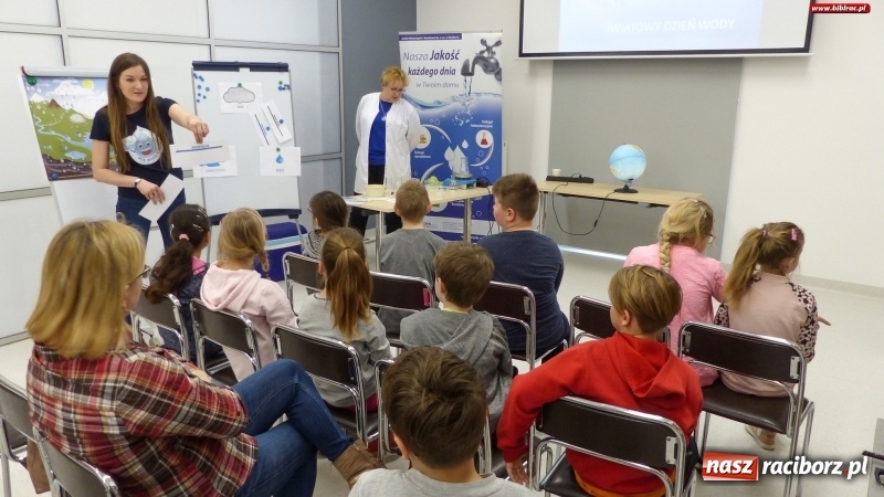 Zdjęcie w galerii na portalu naszraciborz.pl: Światowy Dzień Wody z raciborskim ZWiK w bibliotece wiadomości z regionu