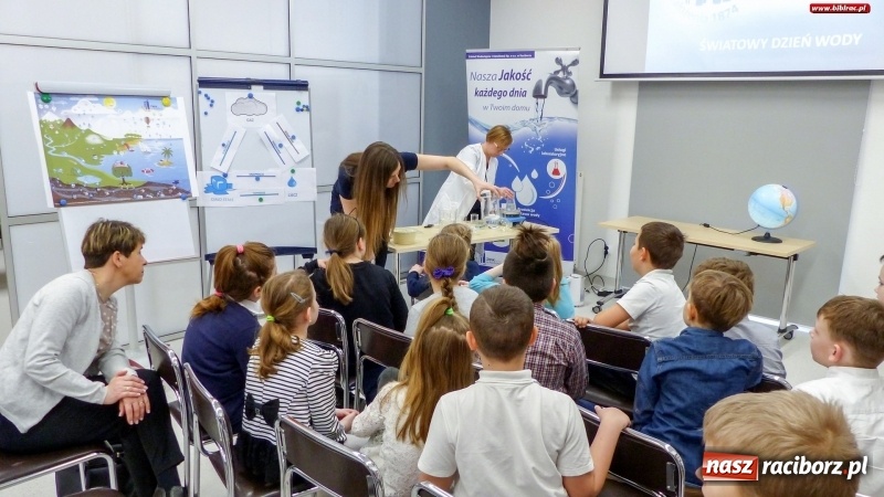 Zdjęcie w galerii na portalu naszraciborz.pl: Światowy Dzień Wody z raciborskim ZWiK w bibliotece wiadomości z regionu