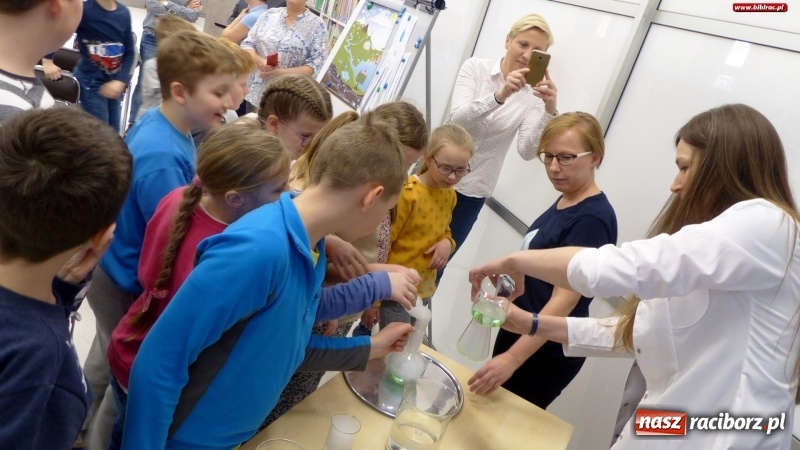 Zdjęcie w galerii na portalu naszraciborz.pl: Światowy Dzień Wody z raciborskim ZWiK w bibliotece wiadomości z regionu