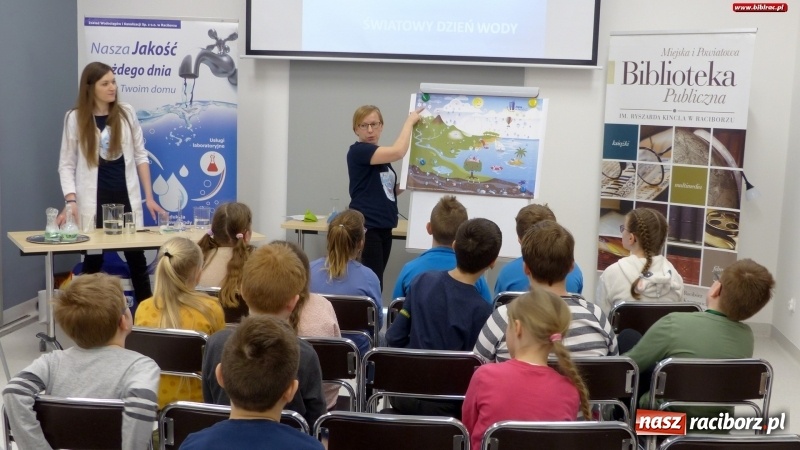 Zdjęcie w galerii na portalu naszraciborz.pl: Światowy Dzień Wody z raciborskim ZWiK w bibliotece wiadomości z regionu
