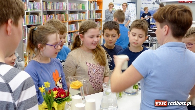 Zdjęcie w galerii na portalu naszraciborz.pl: Światowy Dzień Wody z raciborskim ZWiK w bibliotece wiadomości z regionu