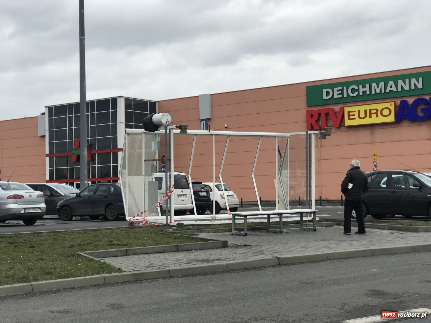 Zdjęcie w galerii na portalu naszraciborz.pl: Tak wichura radzi sobie z przystankami. Kolejny zagraża życiu i zdrowiu! [ZDJĘCIA] wiadomości z regionu