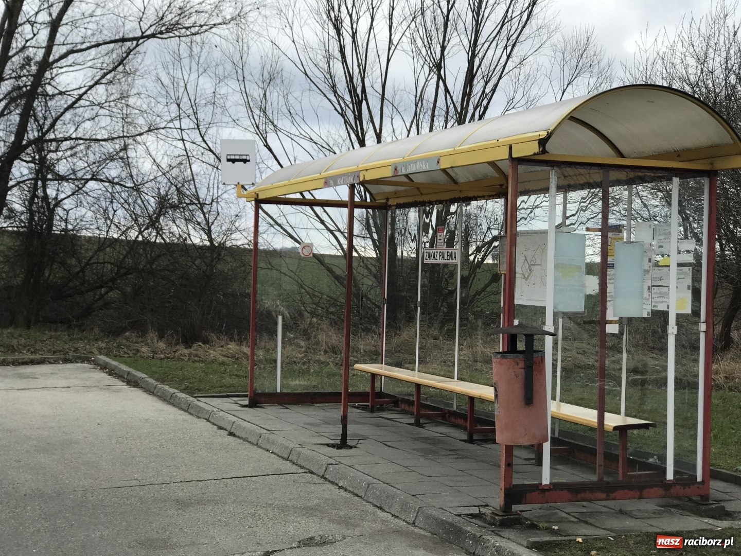 Zdjęcie w galerii na portalu naszraciborz.pl: Tak wichura radzi sobie z przystankami. Kolejny zagraża życiu i zdrowiu! [ZDJĘCIA] wiadomości z regionu
