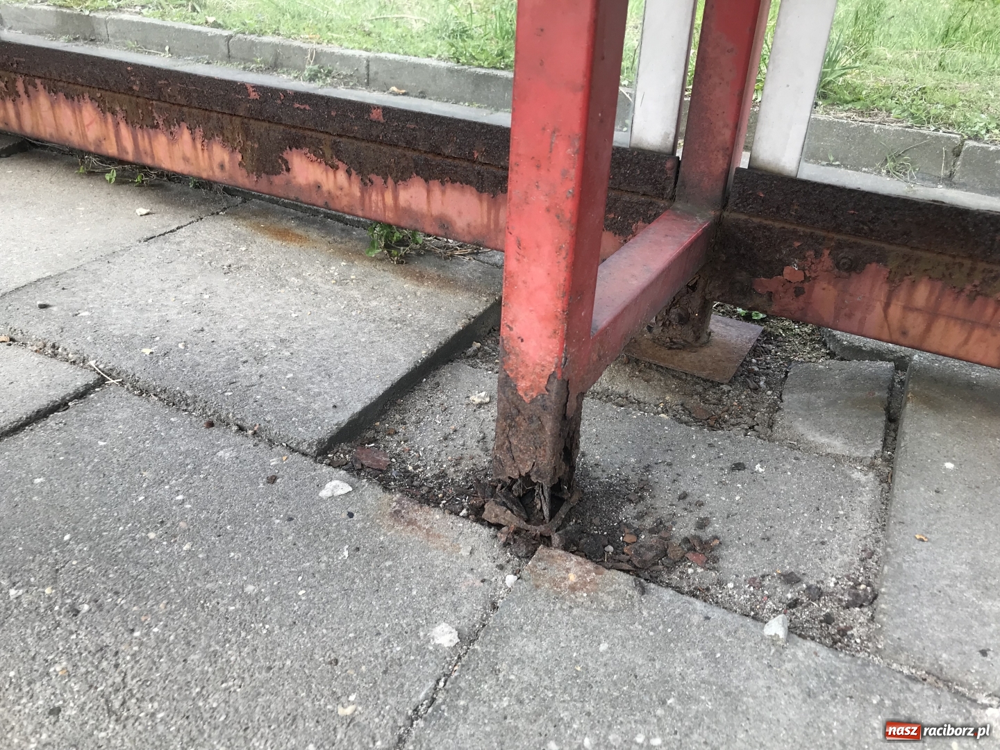 Zdjęcie w galerii na portalu naszraciborz.pl: Tak wichura radzi sobie z przystankami. Kolejny zagraża życiu i zdrowiu! [ZDJĘCIA] wiadomości z regionu