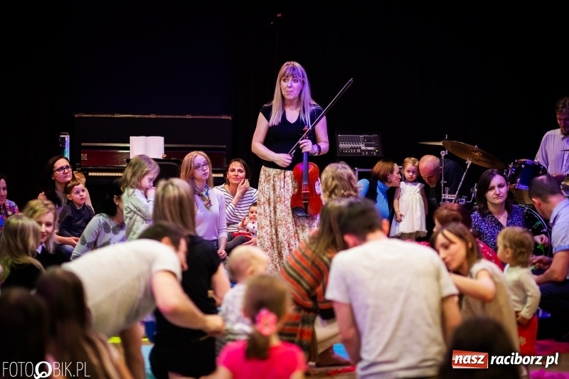 Zdjęcie w galerii na portalu naszraciborz.pl: Tańce świata, czyli Maluchy w Krainie Dźwięku w Raciborskim Centrum Kultury wiadomości z regionu