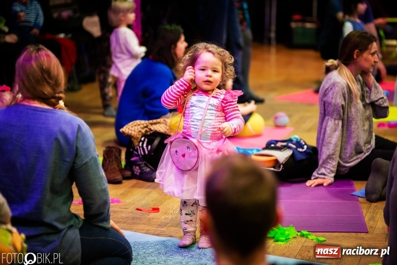 Zdjęcie w galerii na portalu naszraciborz.pl: Tańce świata, czyli Maluchy w Krainie Dźwięku w Raciborskim Centrum Kultury wiadomości z regionu