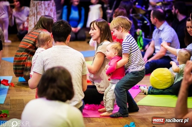 Zdjęcie w galerii na portalu naszraciborz.pl: Tańce świata, czyli Maluchy w Krainie Dźwięku w Raciborskim Centrum Kultury wiadomości z regionu