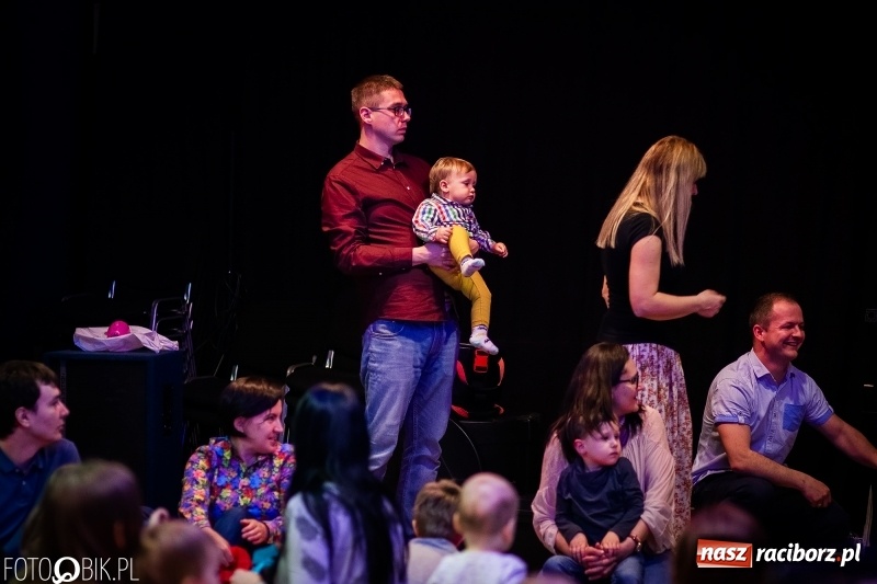 Zdjęcie w galerii na portalu naszraciborz.pl: Tańce świata, czyli Maluchy w Krainie Dźwięku w Raciborskim Centrum Kultury wiadomości z regionu