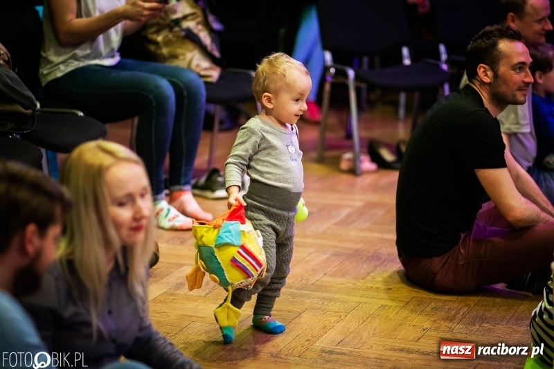 Zdjęcie w galerii na portalu naszraciborz.pl: Tańce świata, czyli Maluchy w Krainie Dźwięku w Raciborskim Centrum Kultury wiadomości z regionu