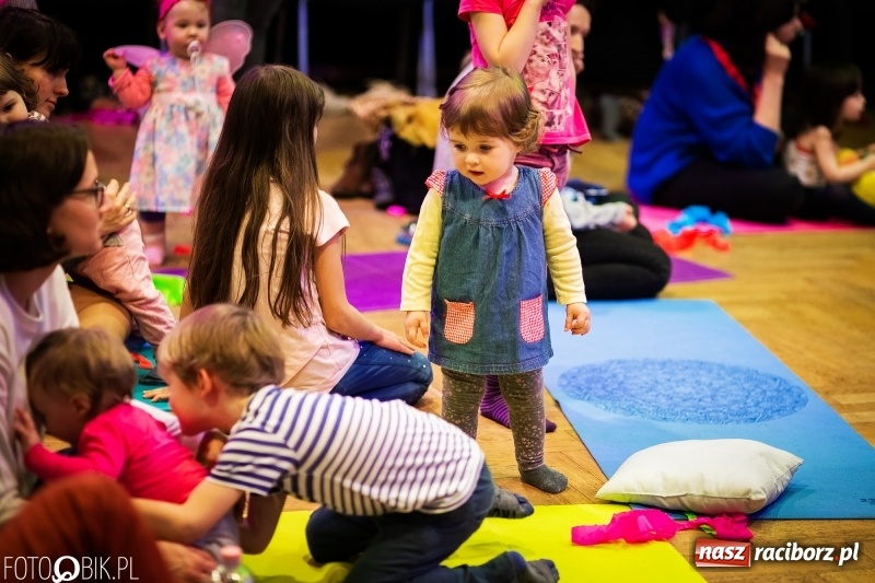 Zdjęcie w galerii na portalu naszraciborz.pl: Tańce świata, czyli Maluchy w Krainie Dźwięku w Raciborskim Centrum Kultury wiadomości z regionu