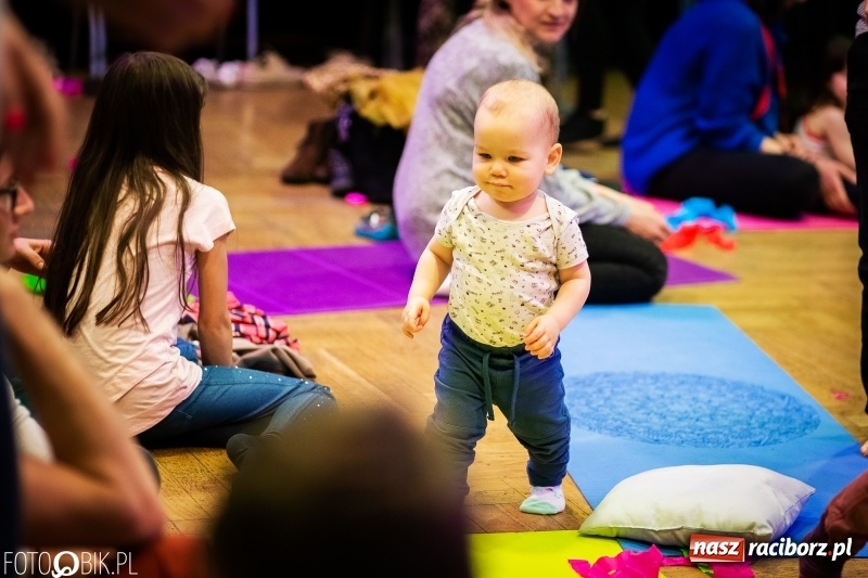 Zdjęcie w galerii na portalu naszraciborz.pl: Tańce świata, czyli Maluchy w Krainie Dźwięku w Raciborskim Centrum Kultury wiadomości z regionu