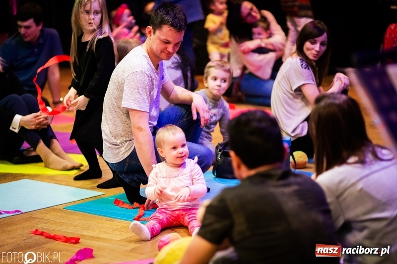 Zdjęcie w galerii na portalu naszraciborz.pl: Tańce świata, czyli Maluchy w Krainie Dźwięku w Raciborskim Centrum Kultury wiadomości z regionu