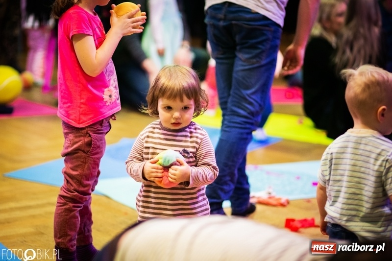 Zdjęcie w galerii na portalu naszraciborz.pl: Tańce świata, czyli Maluchy w Krainie Dźwięku w Raciborskim Centrum Kultury wiadomości z regionu