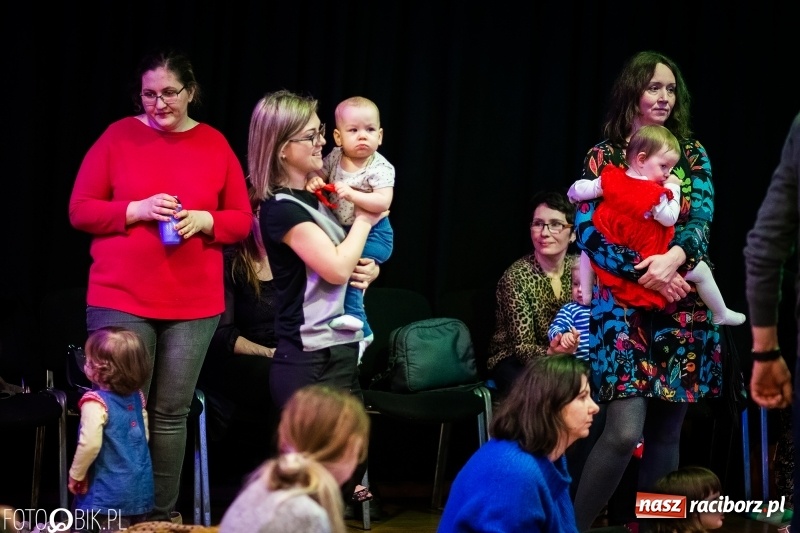 Zdjęcie w galerii na portalu naszraciborz.pl: Tańce świata, czyli Maluchy w Krainie Dźwięku w Raciborskim Centrum Kultury wiadomości z regionu