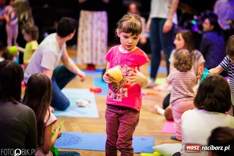 Zdjęcie w galerii na portalu naszraciborz.pl: Tańce świata, czyli Maluchy w Krainie Dźwięku w Raciborskim Centrum Kultury wiadomości z regionu